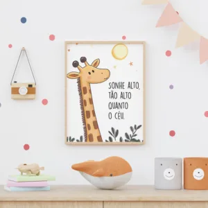 Ilustração infantil de girafa sorridente sob um céu ensolarado, ideal para decoração de quarto de bebê.