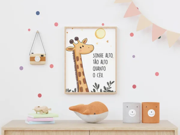 Ilustração infantil de girafa sorridente sob um céu ensolarado, ideal para decoração de quarto de bebê.