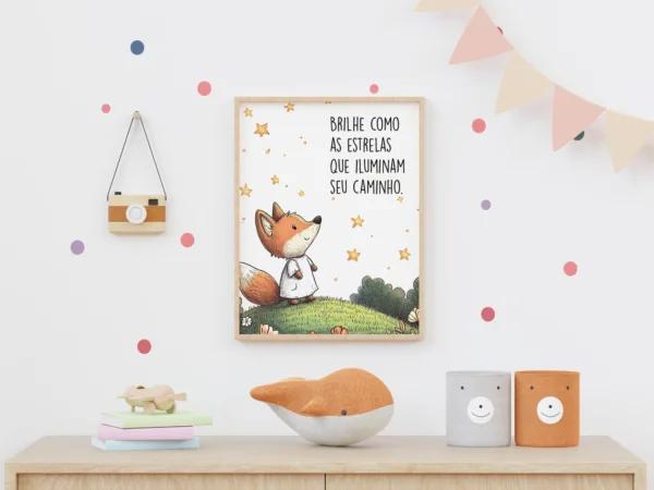 Ilustração infantil de raposa olhando para o céu estrelado com a frase inspiradora 'Brilhe como as estrelas que iluminam seu caminho'. Arte para decoração de quarto infantil.