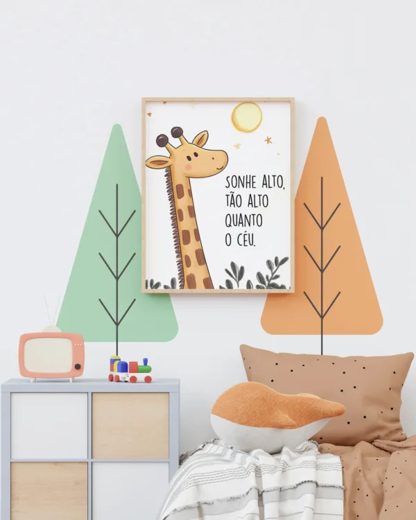 Ilustração infantil de girafa sorridente sob um céu ensolarado, ideal para decoração de quarto de bebê.