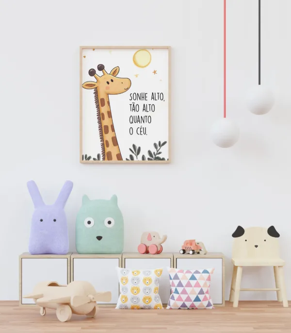 Ilustração infantil de girafa sorridente sob um céu ensolarado, ideal para decoração de quarto de bebê.