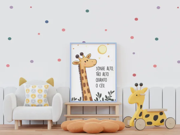 Ilustração infantil de girafa sorridente sob um céu ensolarado, ideal para decoração de quarto de bebê.