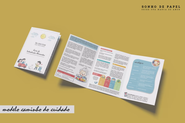 Mockup do Guia de Introdução Alimentar - Folder A5 com dicas sobre alimentação saudável para bebês e crianças.